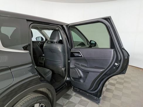 Used 2025 Mitsubishi Outlander SE AWD/4WD image 33
