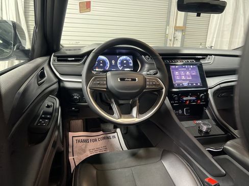 Used 2025 Jeep Grand Cherokee Altitude AWD/4WD image 13