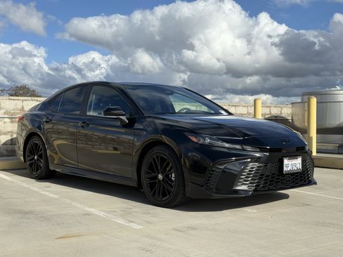 Used 2025 Toyota Camry SE w/ Convenience Package image 2