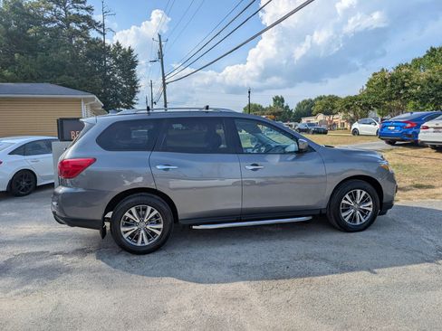 Used 2019 Nissan Pathfinder SL AWD/4WD image 5