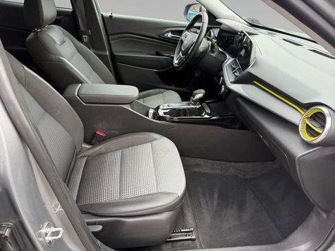 Used 2024 Chevrolet Trax LT w/ Driver Confidence Package image 9