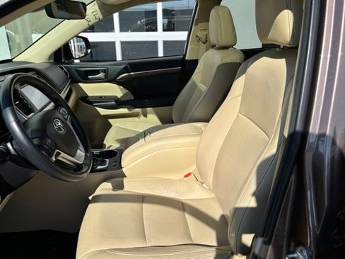 Used 2017 Toyota Highlander Limited Platinum AWD/4WD image 13