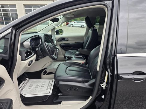 Used 2024 Chrysler Pacifica Touring-L FWD image 14