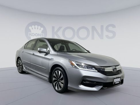 Used 2017 Honda Accord Touring image 10