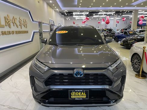 Used 2022 Toyota RAV4 SE w/ Convenience Package image 2