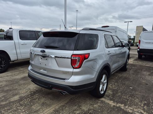 Used 2018 Ford Explorer XLT w/ Equipment Group 201A FWD image 3