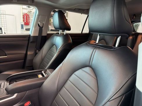 Used 2022 Toyota Highlander XLE image 16