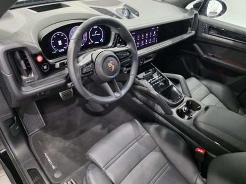 Used 2025 Porsche Cayenne GTS AWD/4WD image 7