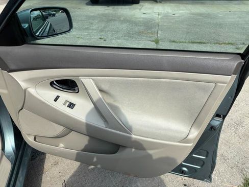 Used 2011 Toyota Camry LE FWD image 16