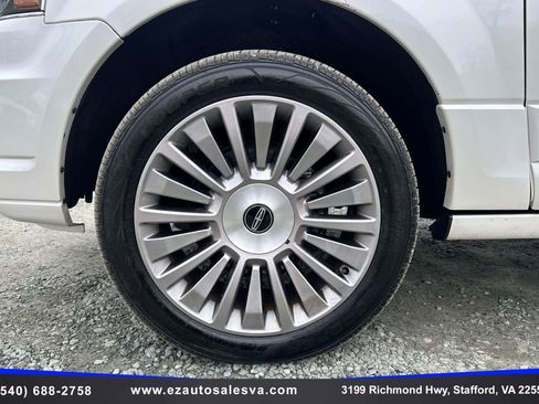 Used 2017 Lincoln Navigator Select image 10