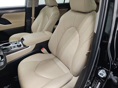 Used 2024 Toyota Highlander Limited AWD/4WD image 16