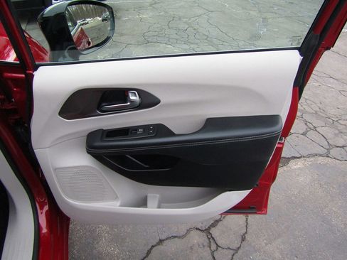 Used 2024 Chrysler Pacifica Touring-L image 27