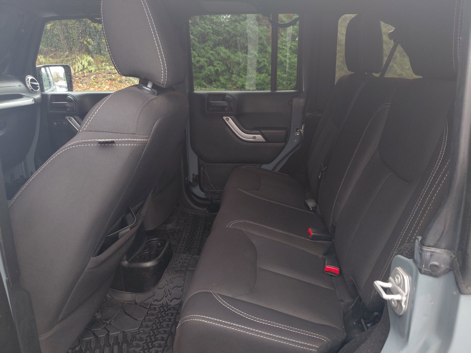 Used 2015 Jeep Wrangler Unlimited Sahara w/ Connectivity Group AWD/4WD image 10