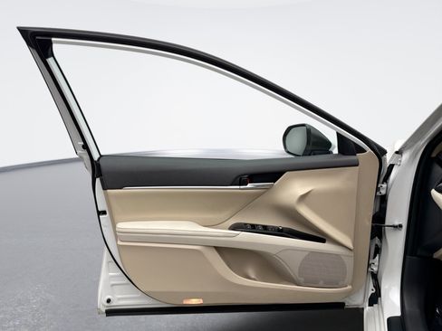 Used 2019 Toyota Camry XLE FWD image 9