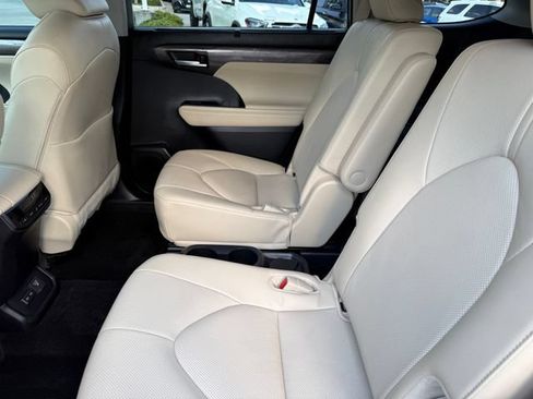 Used 2025 Toyota Highlander Limited AWD/4WD image 31