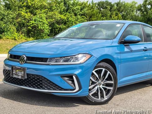 Used 2025 Volkswagen Jetta SE FWD image 2