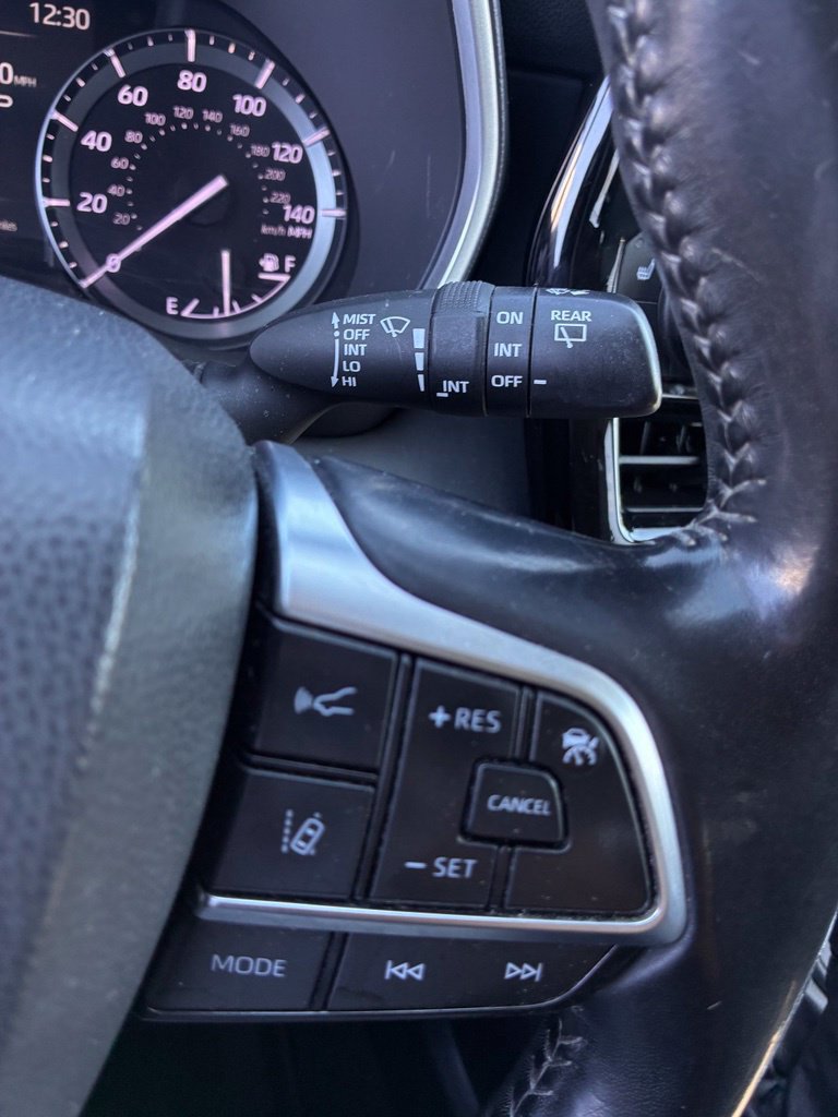 Used 2021 Toyota Highlander XLE AWD/4WD image 30