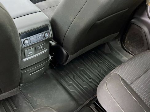 Used 2023 GMC Acadia SLE image 25