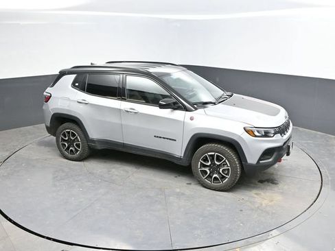 Used 2025 Jeep Compass Trailhawk AWD/4WD image 37