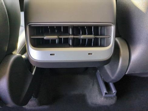 Used 2024 Tesla Model Y 2WD image 17