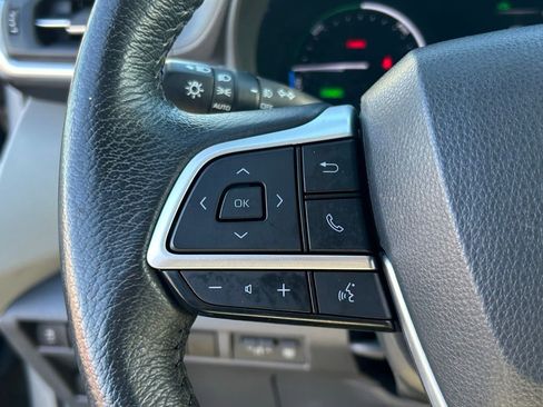 Used 2024 Toyota Sienna XLE FWD image 23