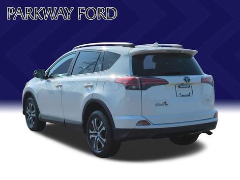 Used 2018 Toyota RAV4 LE FWD image 3