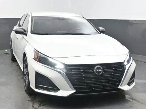 Used 2024 Nissan Altima 2.5 SV image 2