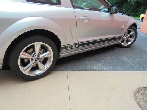 Used 2009 Ford Mustang GT RWD image 19
