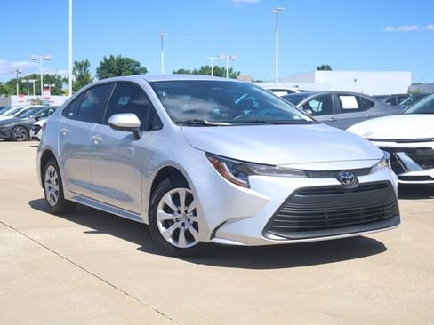 Used 2026 Toyota Corolla LE FWD image 2