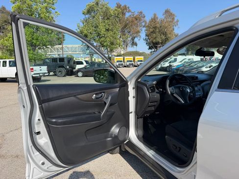 Used 2014 Nissan Rogue SV FWD image 9