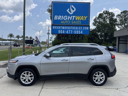 Used 2018 Jeep Cherokee Latitude w/ Cold Weather Group FWD image 2