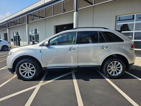 Used 2013 Lincoln MKX FWD image 2