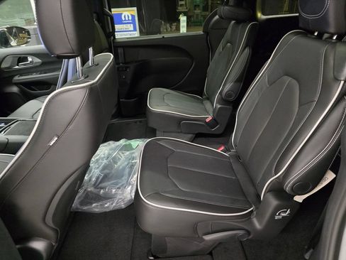 New 2026 Chrysler Pacifica Limited w/ S Appearance Package AWD/4WD image 30