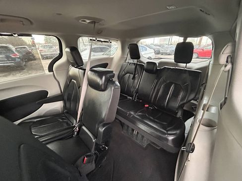 Used 2017 Chrysler Pacifica Touring-L FWD image 13