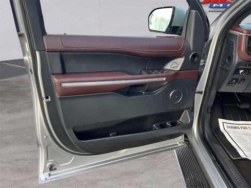 Used 2022 Ford Expedition Limited image 11