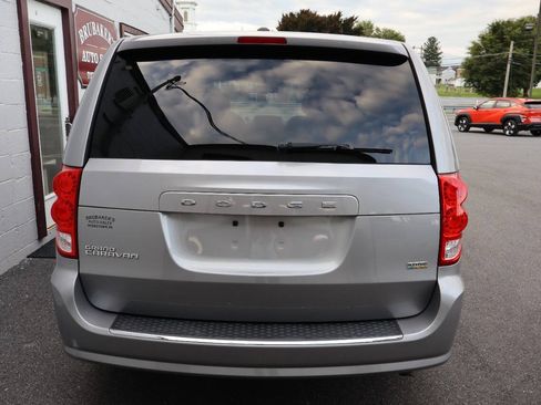 Used 2016 Dodge Grand Caravan SE FWD image 3