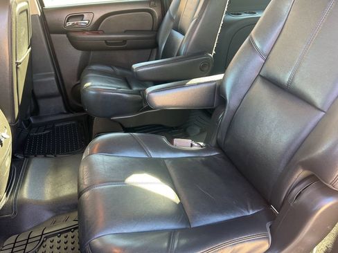 Used 2013 GMC Yukon XL SLT w/ SLT-2 Equipment Package AWD/4WD image 12