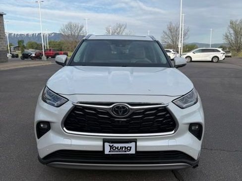 Used 2022 Toyota Highlander Platinum AWD/4WD image 3