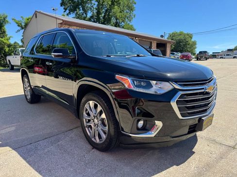 Used 2019 Chevrolet Traverse Premier w/ Driver Confidence II Package FWD image 3