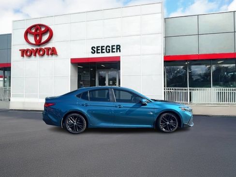 Used 2025 Toyota Camry SE w/ Convenience Package FWD image 2