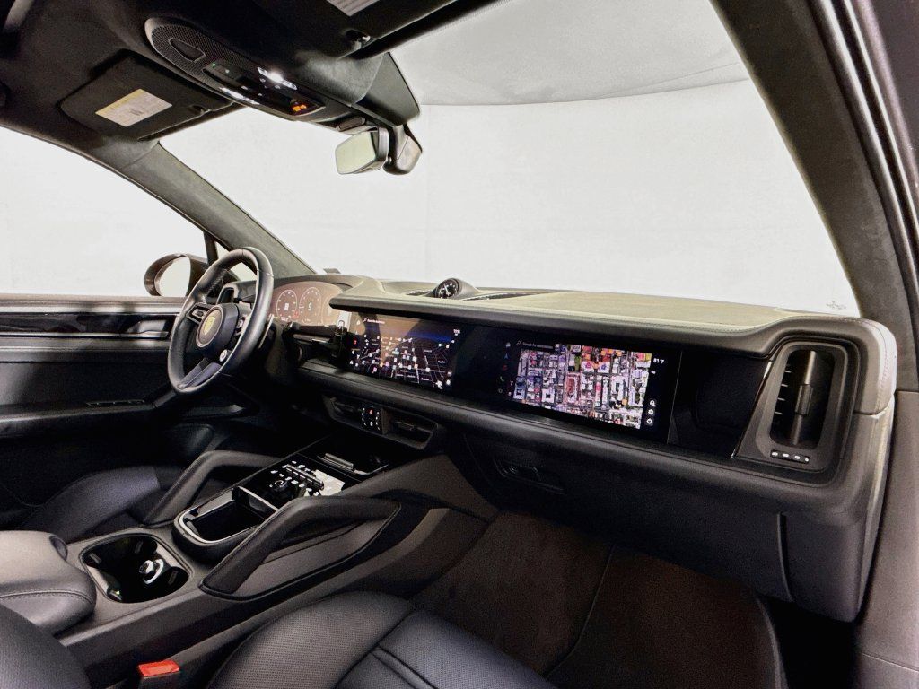 Certified 2025 Porsche Cayenne GTS AWD/4WD image 17