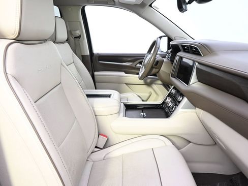 Used 2021 GMC Yukon Denali w/ Denali Premium Package image 16
