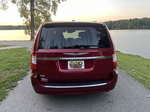 Used 2013 Chrysler Town & Country Touring FWD image 7