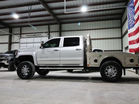 Used 2018 GMC Sierra 2500 Denali w/ Duramax Plus Package AWD/4WD image 6