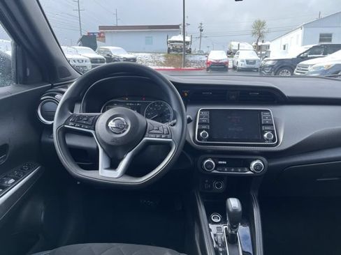 Used 2018 Nissan Kicks SV FWD image 12