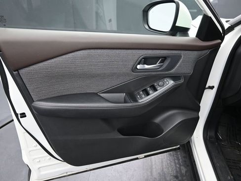 Used 2023 Nissan Rogue SV image 16