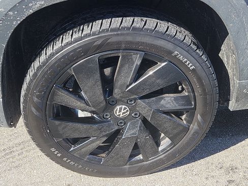 Certified 2023 Volkswagen Taos SE w/ Panoramic Sunroof Package image 5