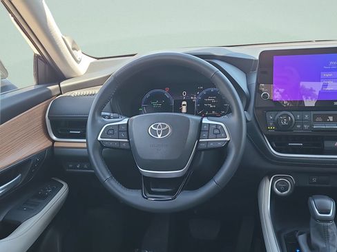 Used 2025 Toyota Grand Highlander AWD Hybrid image 12