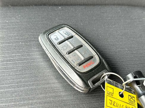 Used 2018 Chrysler Pacifica Touring Plus w/ Tire & Wheel Group FWD image 29