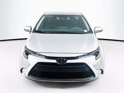 Used 2025 Toyota Corolla LE FWD image 2